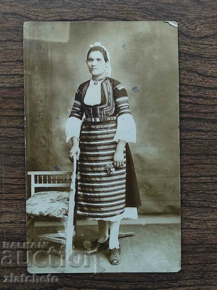 Fotografie veche Regatul Bulgariei - Femeie în costum popular