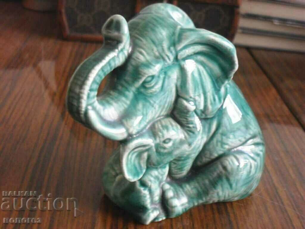 Αγαλματίδιο από πορσελάνη - ένα σπίτι ελέφαντα με έναν μικρό ελέφαντα