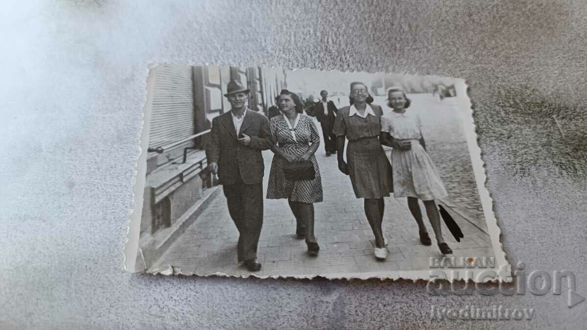 Photo Rousse A man and three women walking on the sidewalk 1944