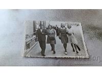 Снимка Русе Мъж и три жени на разходка по тротоара 1944