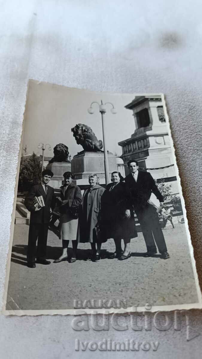 Снимка Русе Мъже и жени пред пам. на Свободата 1960