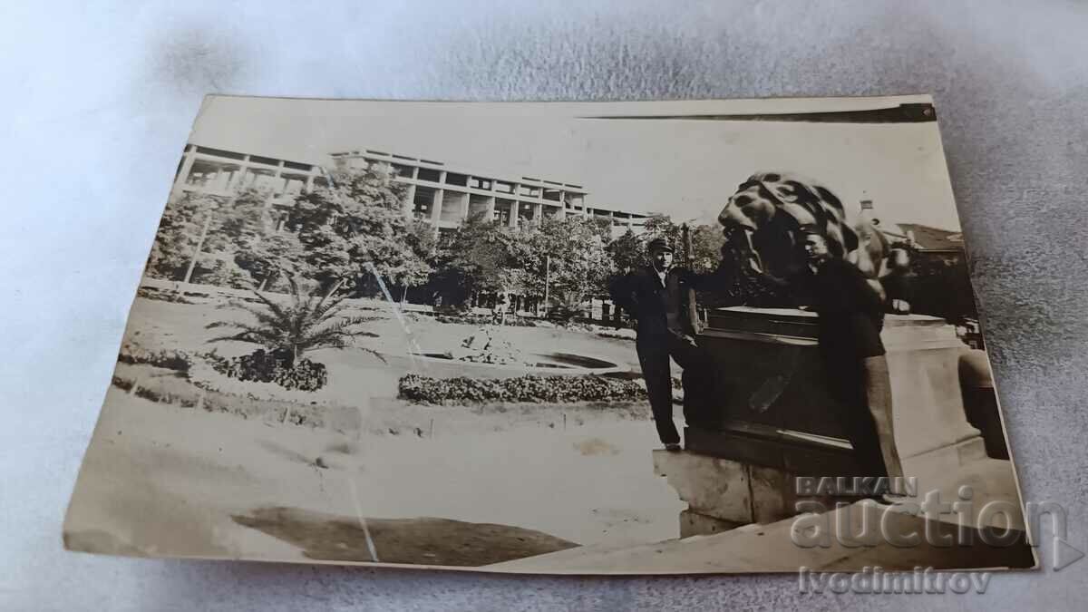 Снимка Русе Двама младежи до лув пред пам. на Свободата 1932