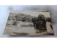 Снимка Русе Двама младежи до лув пред пам. на Свободата 1932
