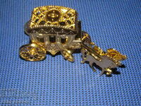 Gold (plastic) chariot jewelry box. Nova