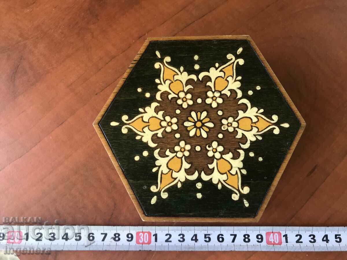 ΚΟΥΤΙ ΞΥΛΟ ΠΥΡΟΓΡΑΦΙΚΟ ΣΧΕΔΙΟ ΑΝΤΙΚΕ ΑΠΟ SOCA MOSTRA με τιμή 39.00 BGN | € 19.94