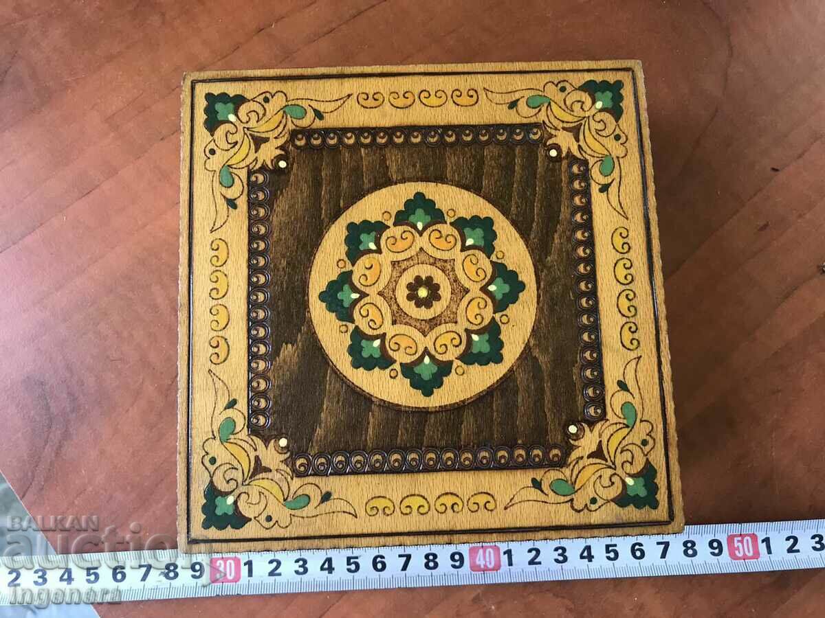 CUTIE LEMN PIROGRAF DESEN ANTICHI DIN SOCA MOSTRA cu preț 35.00 BGN | € 17.90