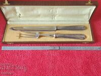 Set cuțit și furculiță placat cu argint vechi care servește friptură Franța
