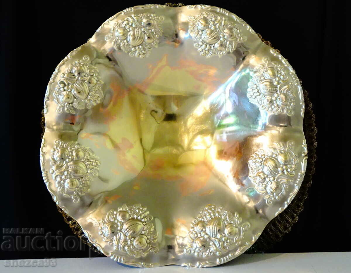 Quist silver-plated fruit bowl, embossed fruits, 30 cm. Quist silver-plated fruit bowl, embossed fruits, 30 cm.