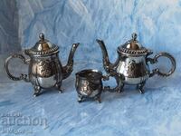 O mulțime de ceainice placate cu argint