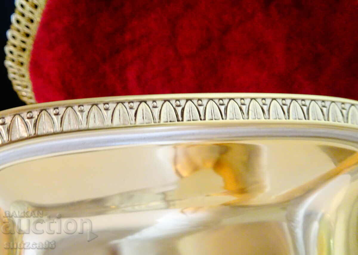 Delivery of Wolff brass serving dish. Delivery of Wolff brass serving dish.