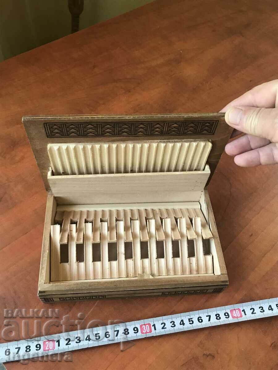 Licitație CUTIE LEMN PIROGRAF DESEN ANTICHI DIN SOCA MOSTRA Licitație CUTIE LEMN PIROGRAF DESEN ANTICHI DIN SOCA MOSTRA