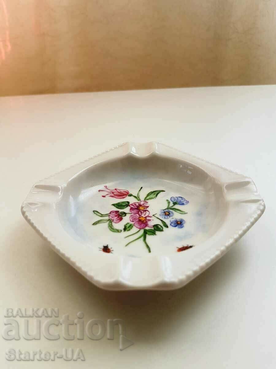 Авторски рисуван пепелник. С маркировка. с цена 1.00 лв. | € 0.51 Авторски рисуван пепелник. С маркировка. с цена 1.00 лв. | € 0.51