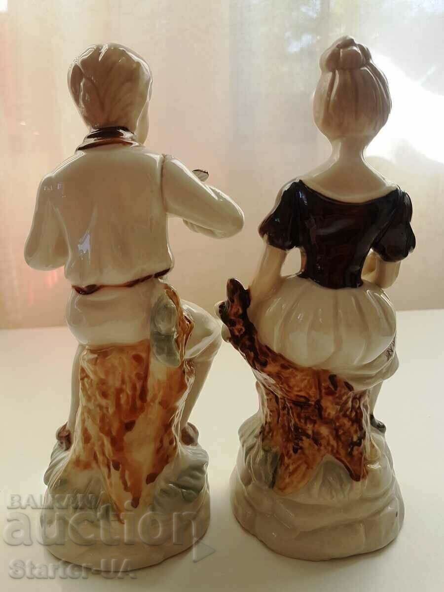 Auction A beautiful pair of porcelain figures. Auction A beautiful pair of porcelain figures.