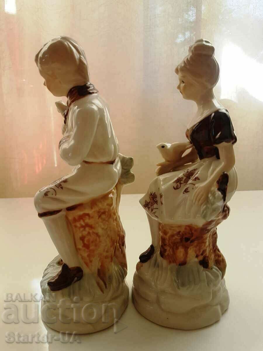 Delivery of A beautiful pair of porcelain figures. Delivery of A beautiful pair of porcelain figures.