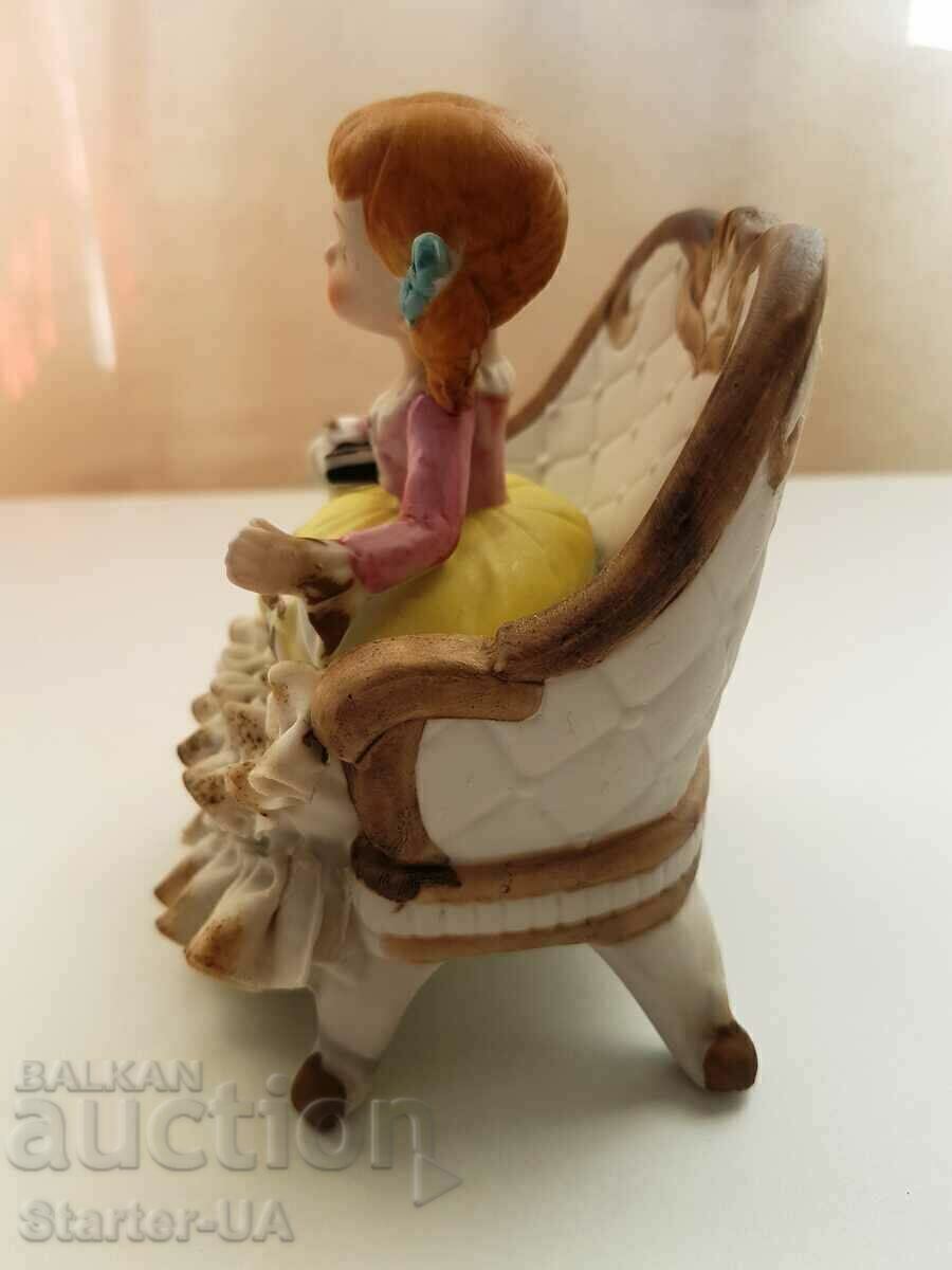 Livrarea Frumoasă figură din ceramică cu marcaje !!! Livrarea Frumoasă figură din ceramică cu marcaje !!!