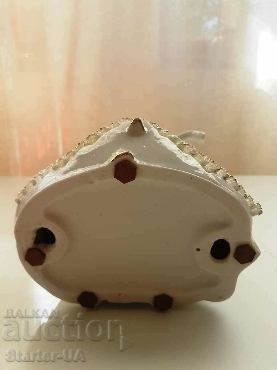 A beautiful porcelain figure of a lady with a musical instrument. - 5 A beautiful porcelain figure of a lady with a musical instrument. - 5