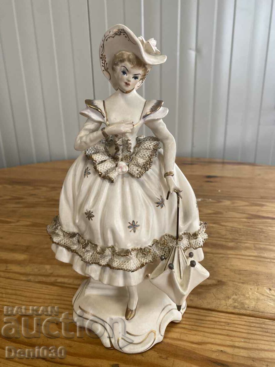 A beautiful statuette made of very fine porcelain!!!!
