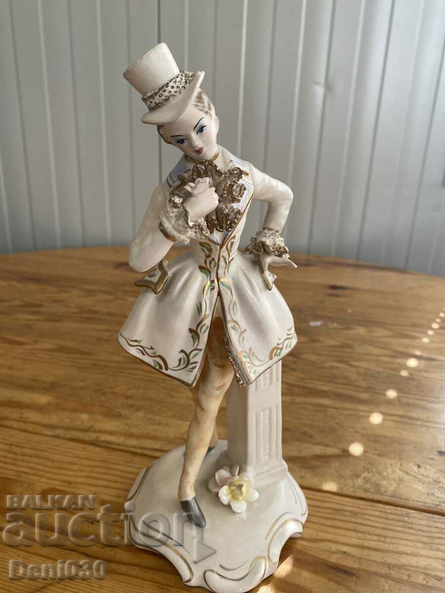 A wonderful figure statuette of fine porcelain !!!!!