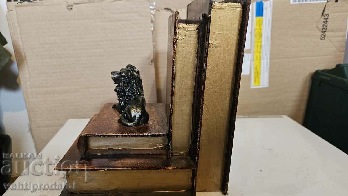 Delivery of Decoration-books with a lion Delivery of Decoration-books with a lion