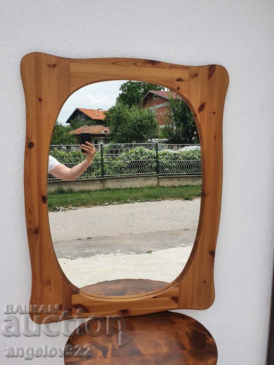 O oglindă mare într-un cadru masiv din lemn!!!