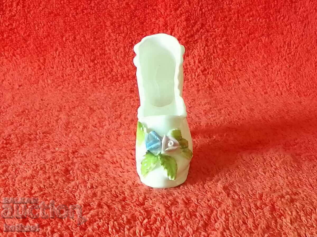 Παλιά πορσελάνινη φιγούρα γυναικείου παπουτσιού με λουλούδια με τιμή 26.50 BGN | € 13.55 Παλιά πορσελάνινη φιγούρα γυναικείου παπουτσιού με λουλούδια με τιμή 26.50 BGN | € 13.55