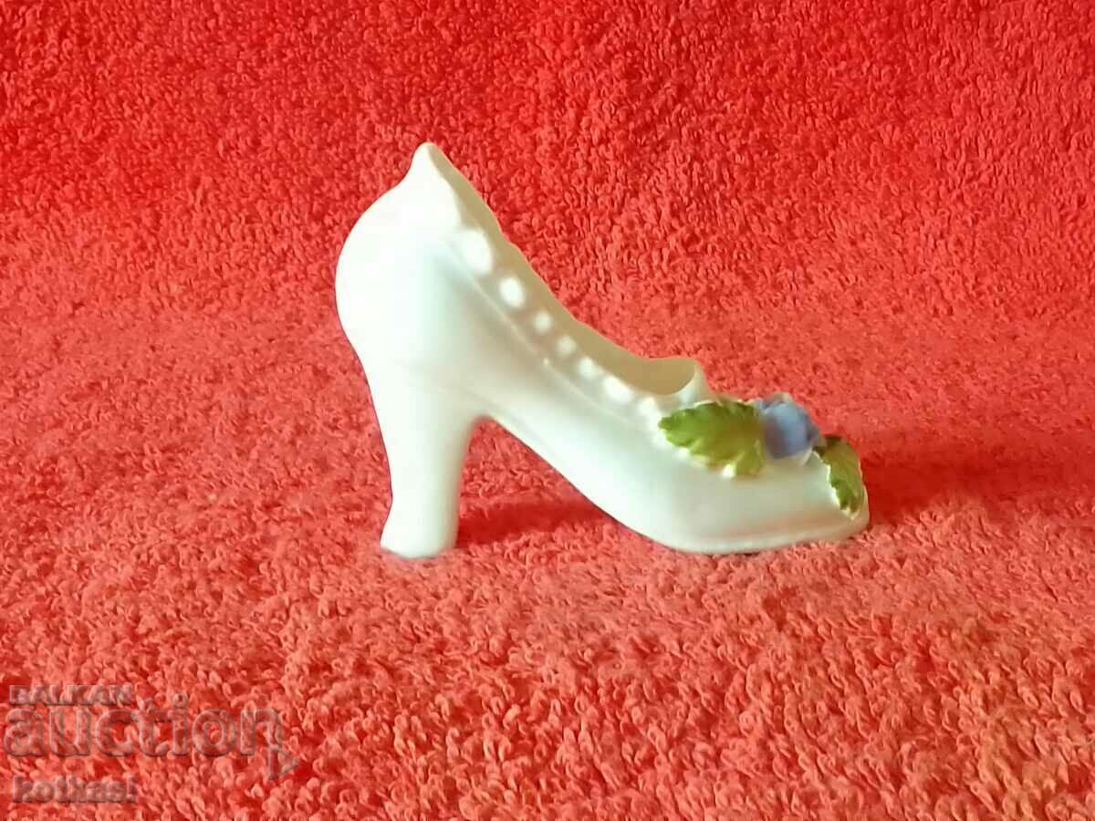 Παράδοση Παλιά πορσελάνινη φιγούρα γυναικείου παπουτσιού με λουλούδια Παράδοση Παλιά πορσελάνινη φιγούρα γυναικείου παπουτσιού με λουλούδια