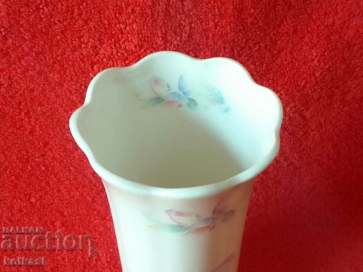 Delivery of Old porcelain Vase ENGLAND AYNSLEY Embossed surface Delivery of Old porcelain Vase ENGLAND AYNSLEY Embossed surface