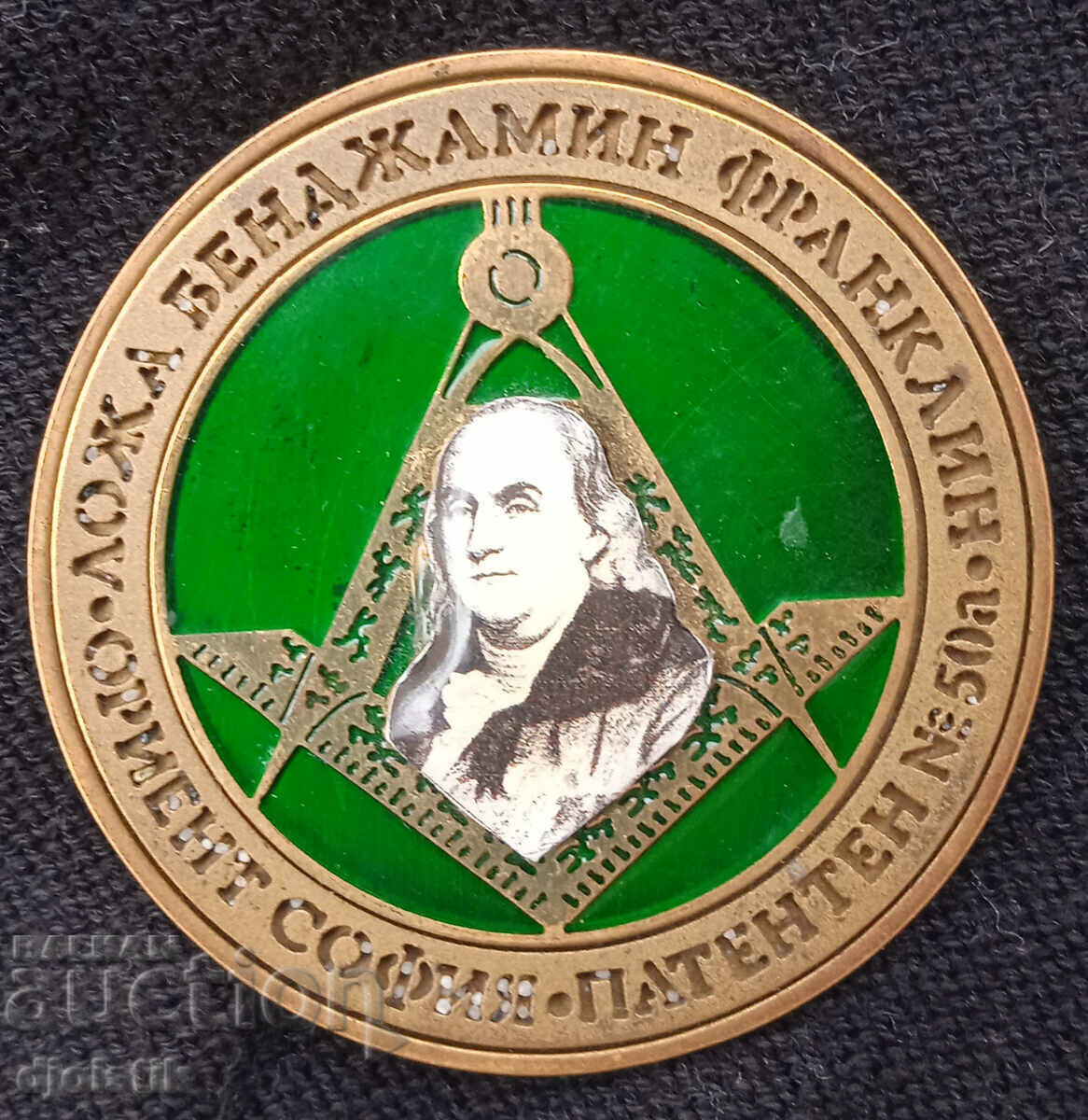 Masonic sign! Masonic sign!