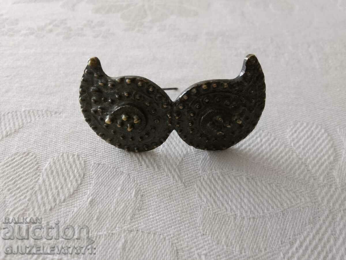 Delivery of Old brooch, bronze jewelry