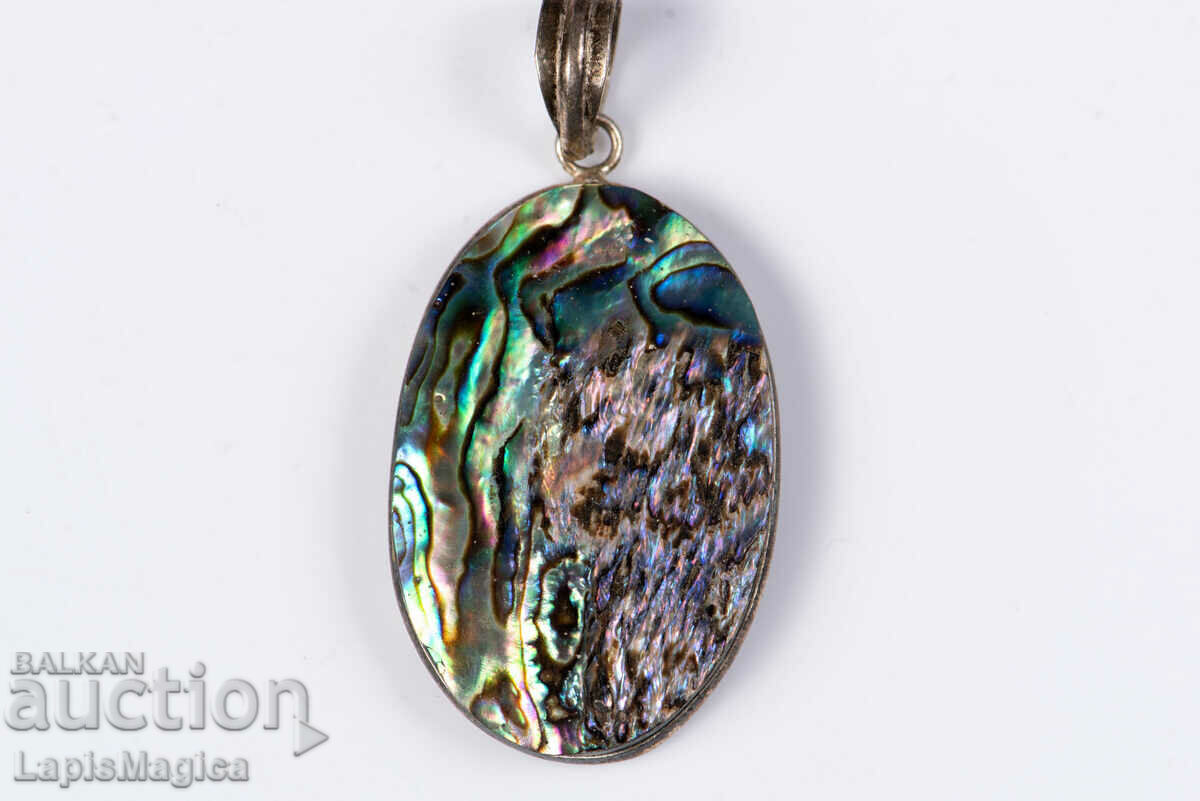 Iridescent mother-of-pearl pendant 69.7ct oval
