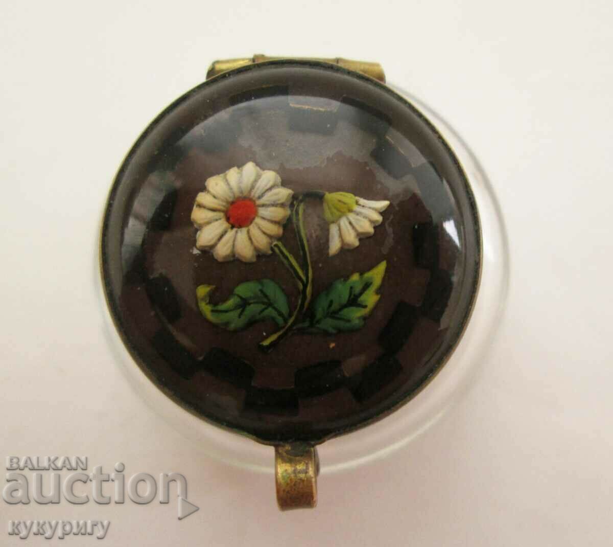 Old small ladies glass makeup case with lid with price 40.00 BGN | € 20.45 Old small ladies glass makeup case with lid with price 40.00 BGN | € 20.45