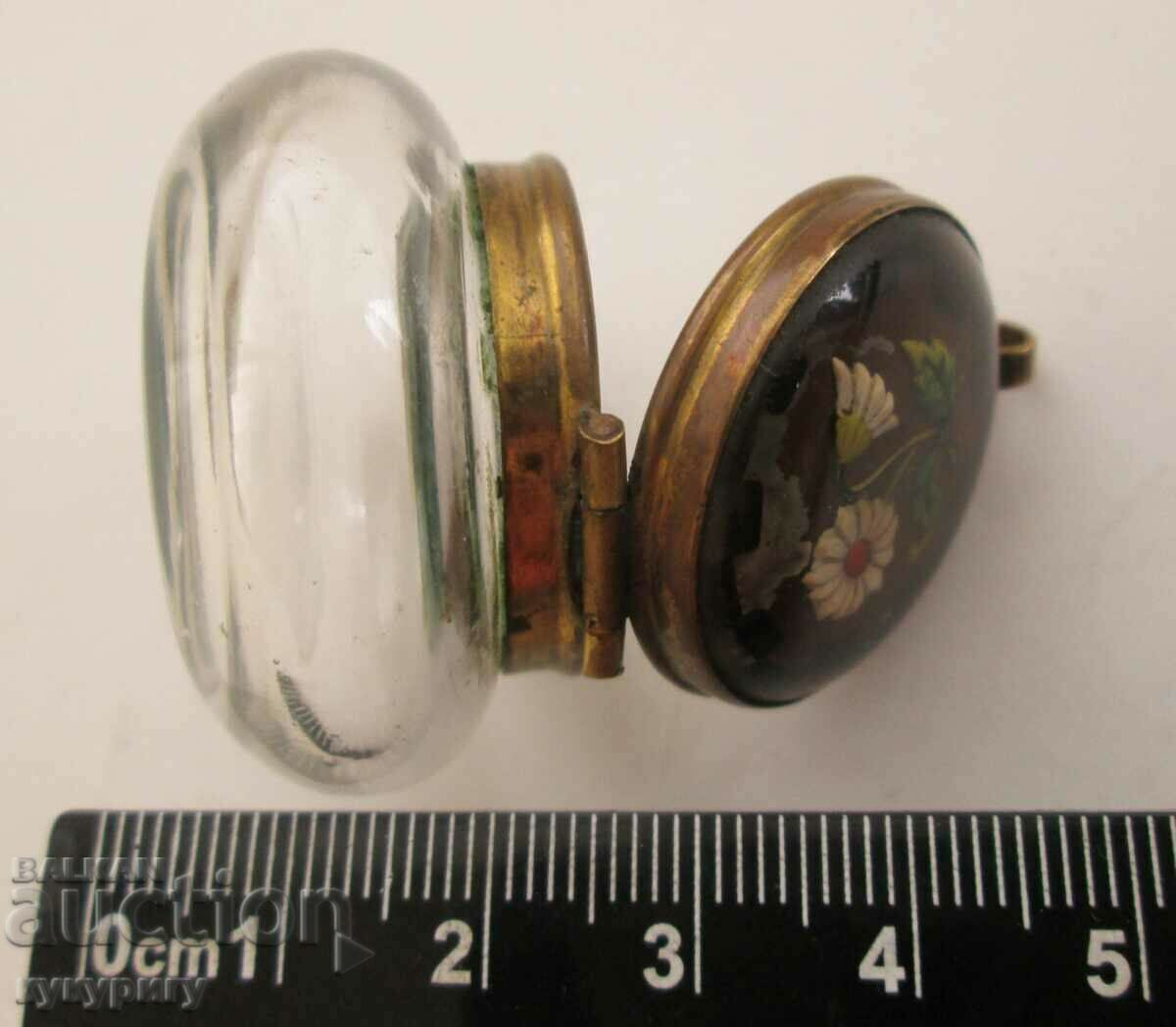 Delivery of Old small ladies glass makeup case with lid Delivery of Old small ladies glass makeup case with lid