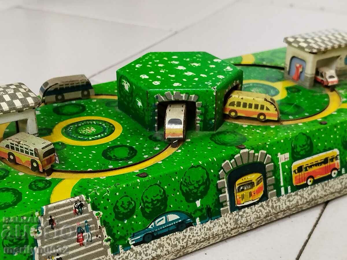 Το παιδικό παιχνίδι από τσίγκινα τελειώνει με το κλειδί να μην λειτουργεί - 5 Το παιδικό παιχνίδι από τσίγκινα τελειώνει με το κλειδί να μην λειτουργεί - 5