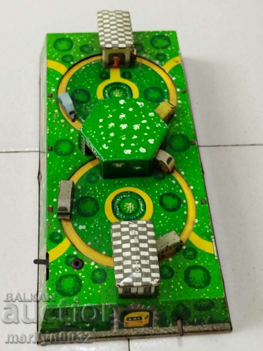 Το παιδικό παιχνίδι από τσίγκινα τελειώνει με το κλειδί να μην λειτουργεί - 6 Το παιδικό παιχνίδι από τσίγκινα τελειώνει με το κλειδί να μην λειτουργεί - 6