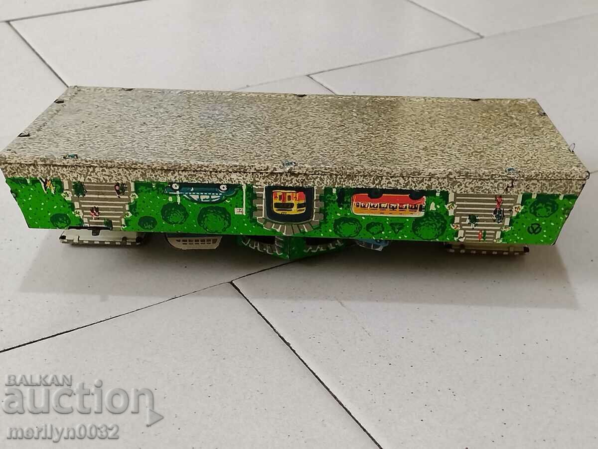 Το παιδικό παιχνίδι από τσίγκινα τελειώνει με το κλειδί να μην λειτουργεί - 7 Το παιδικό παιχνίδι από τσίγκινα τελειώνει με το κλειδί να μην λειτουργεί - 7