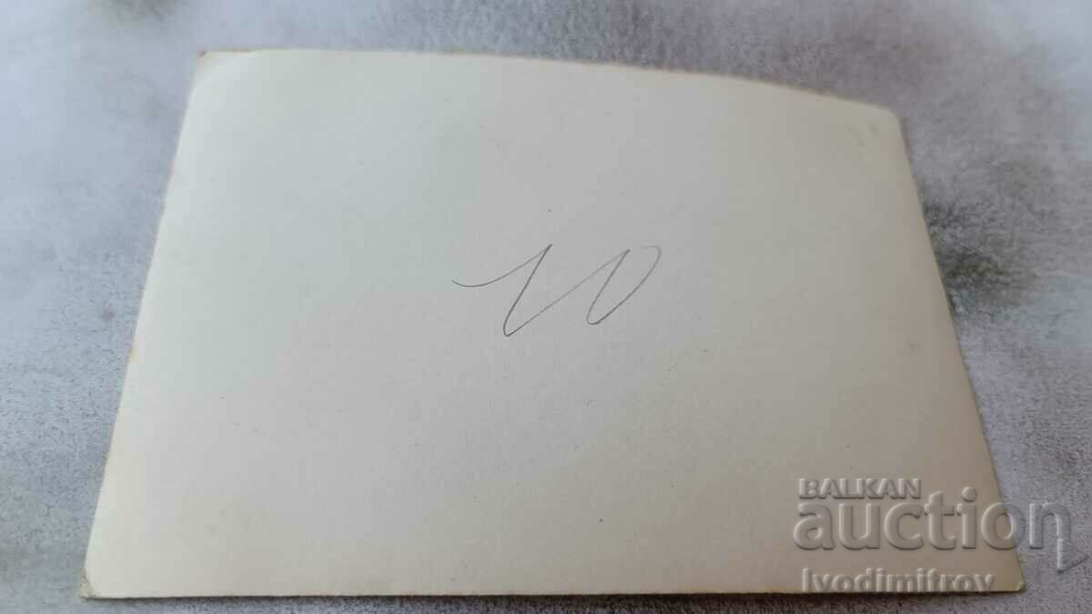 Φωτογραφία Άνδρες, γυναίκες, νέοι άνδρες και γυναίκες στην παραλία με τιμή 2.65 BGN | € 1.35 Φωτογραφία Άνδρες, γυναίκες, νέοι άνδρες και γυναίκες στην παραλία με τιμή 2.65 BGN | € 1.35