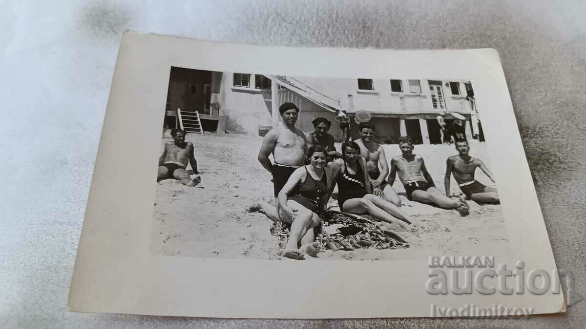 Снимка Мъже жена младежи и девойки на плажа
