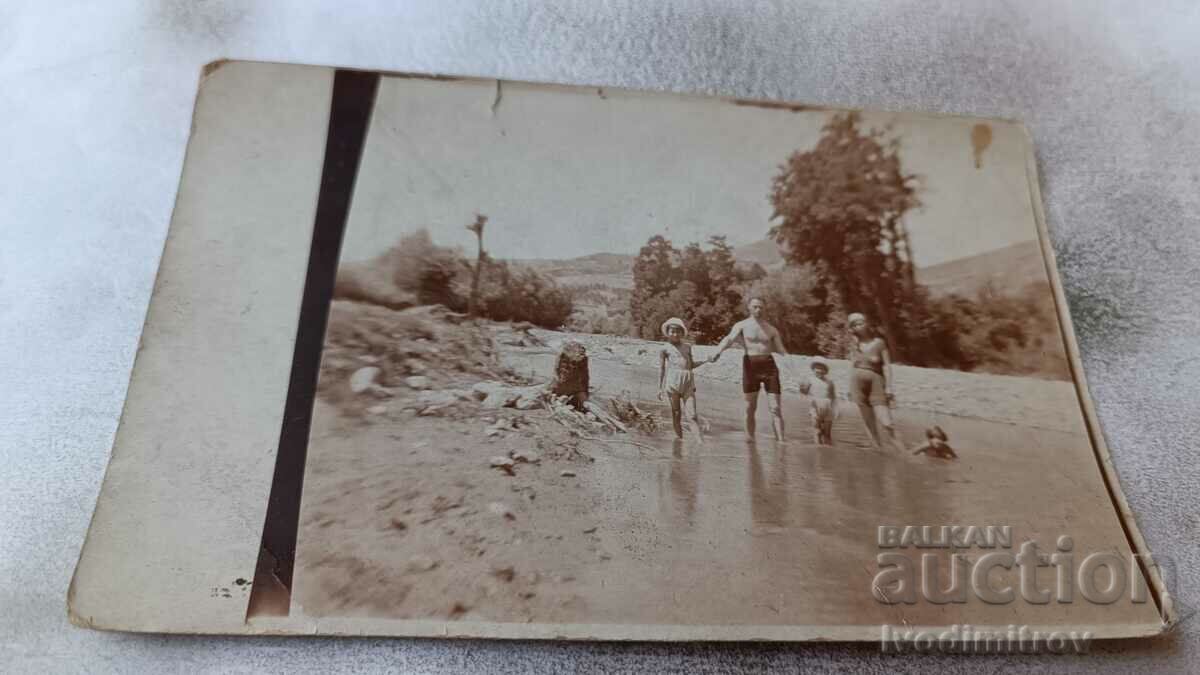 Φωτογραφία Άνδρας, γυναίκα και τρία παιδιά με ρετρό μαγιό στο ποτάμι
