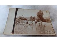 Fotografie Bărbat, femeie și trei copii în costume de baie retro în râu