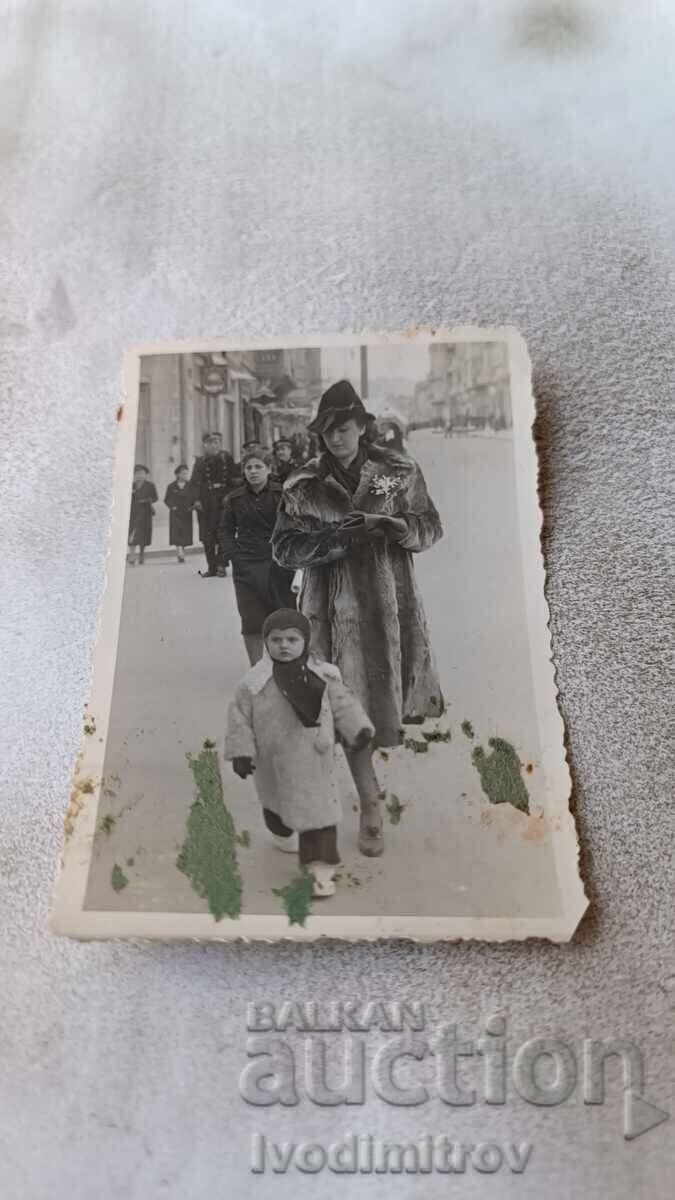 Fotografie Varna O femeie și o fată cu paltoane de iarnă la plimbare