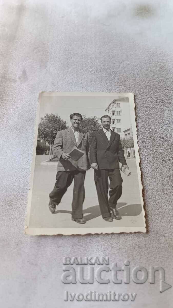 Φωτογραφία Βάρνα Δύο άντρες σε έναν περίπατο 1942