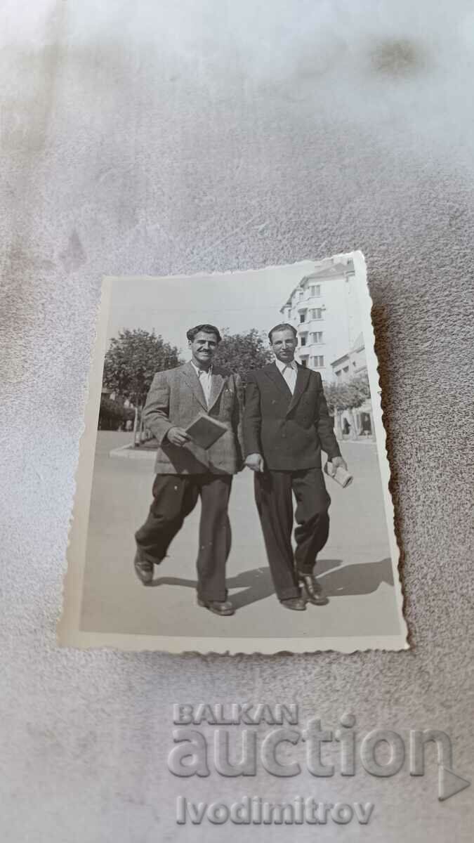 Photo Varna Two men on a walk