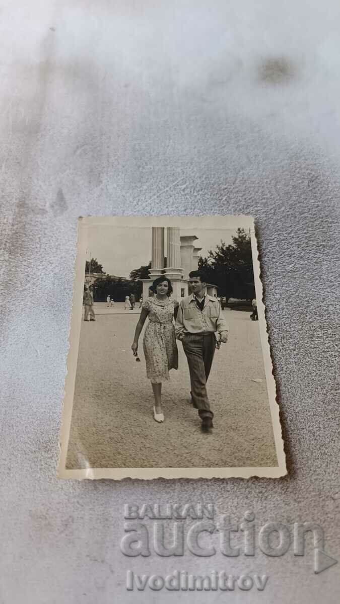 Снимка Сталин Младеж и девойка на входа на Морската градина