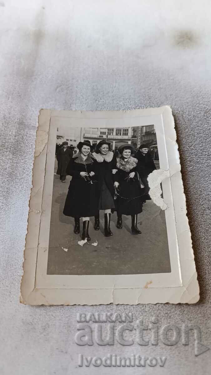Снимка Пловдивъ Три млади жени на разходка 1938
