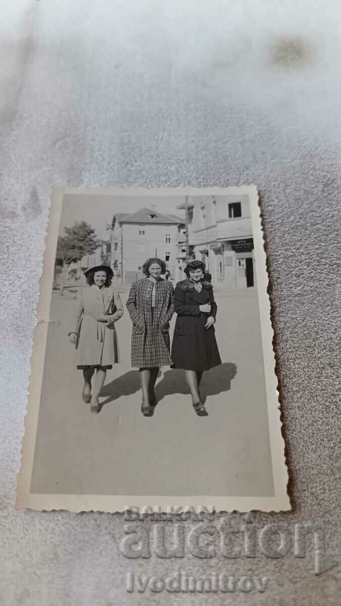 Photo Kyustendil Three young girls on a walk 1943
