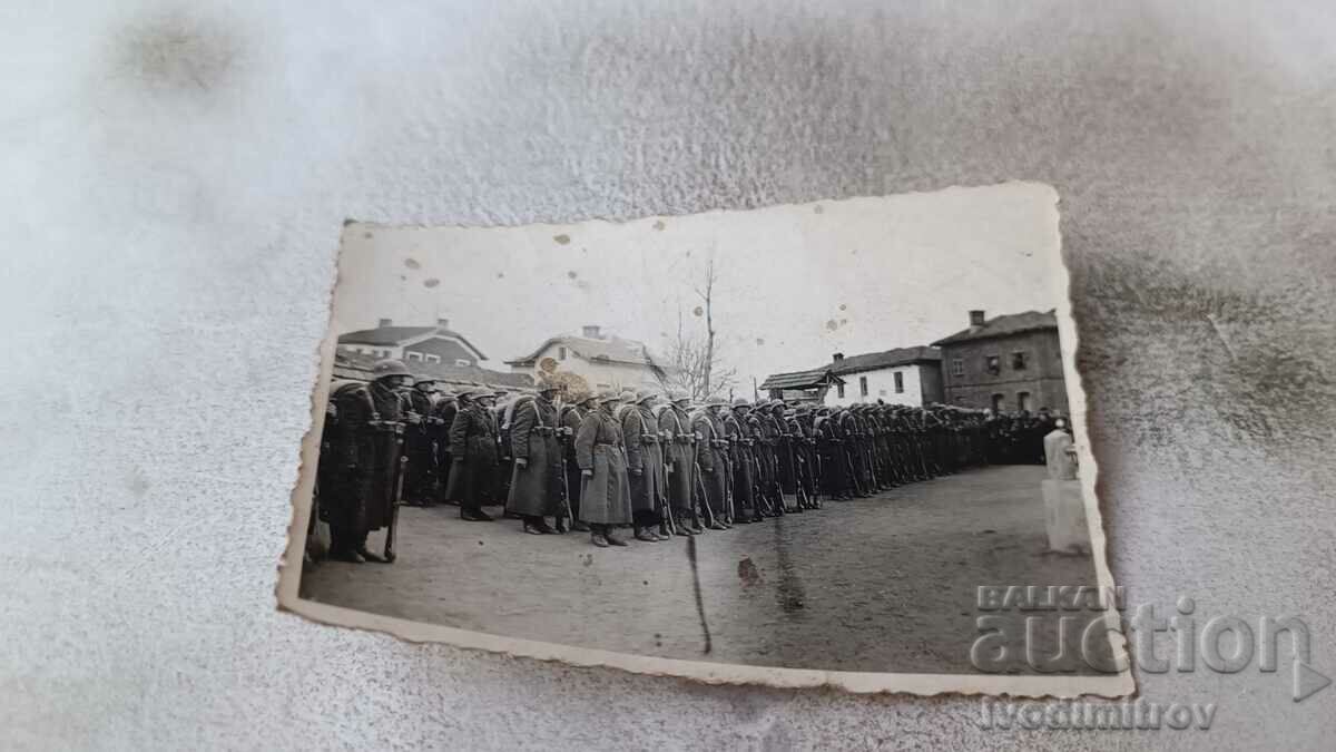 Снимка Строени офицери и войници на площада
