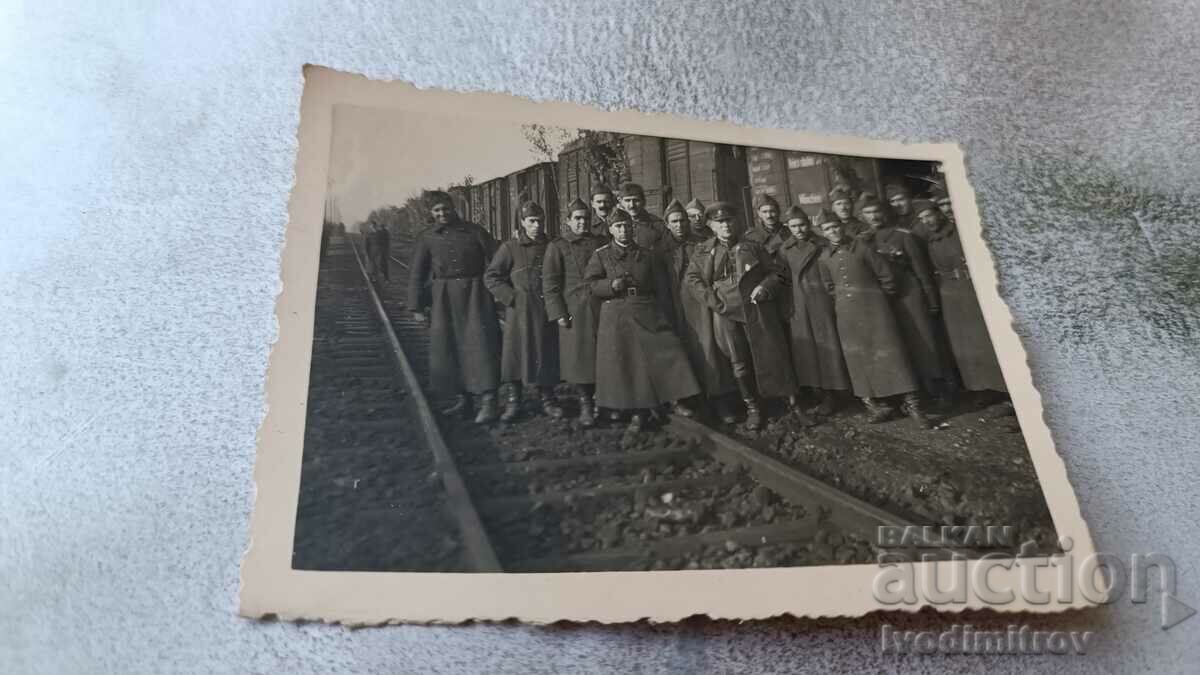 Foto Ofițeri și soldați lângă un tren de marfă