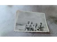 Φωτογραφία Έξι άντρες με μαγιό στην παραλία