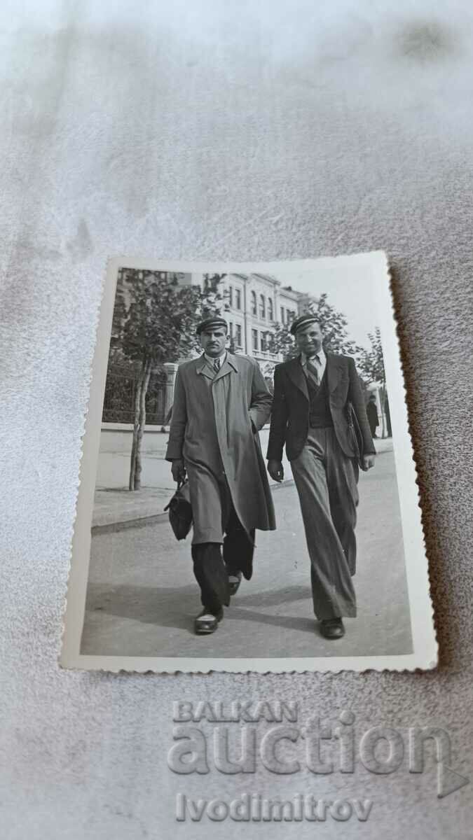 Φωτογραφία Βάρνα Δύο νεαροί άνδρες σε μια βόλτα