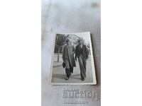 Φωτογραφία Βάρνα Δύο νεαροί άνδρες σε μια βόλτα